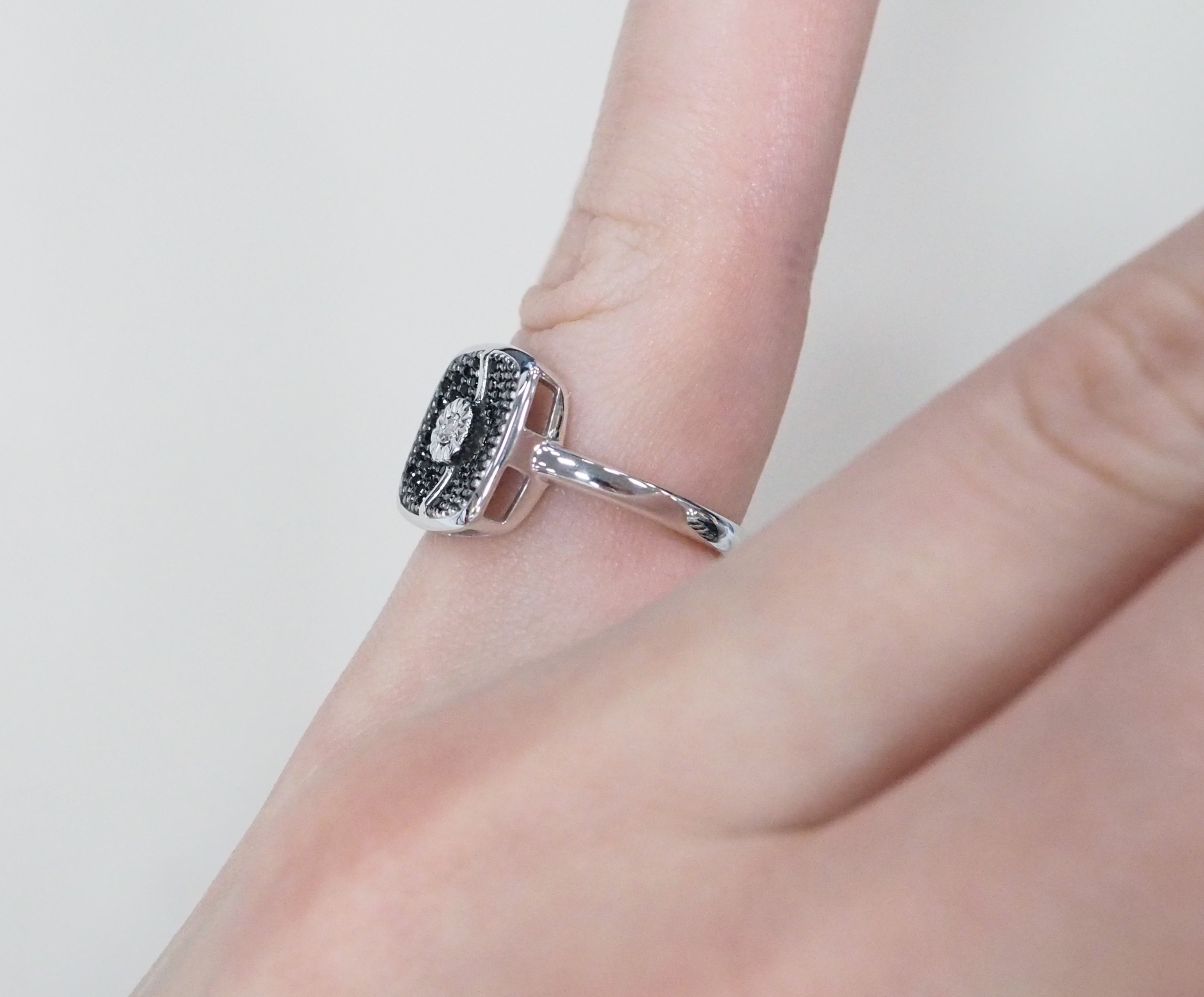 Серебряное кольцо с бриллиантом и шпинелью
